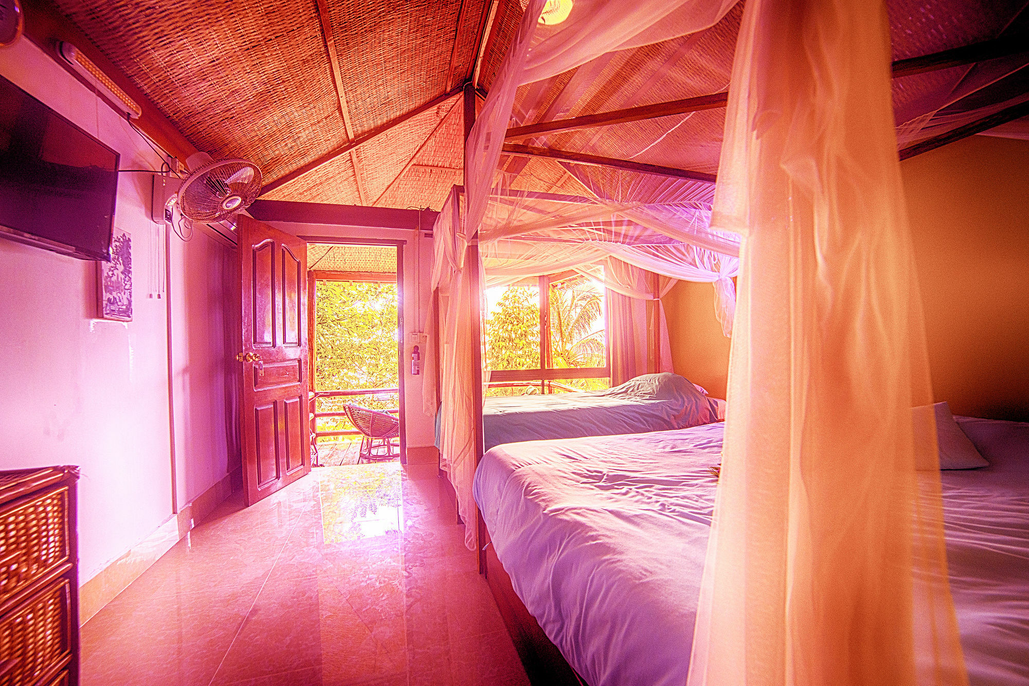 Above Us Only Sky Hotel สีหนุวิลล์ ภายนอก รูปภาพ