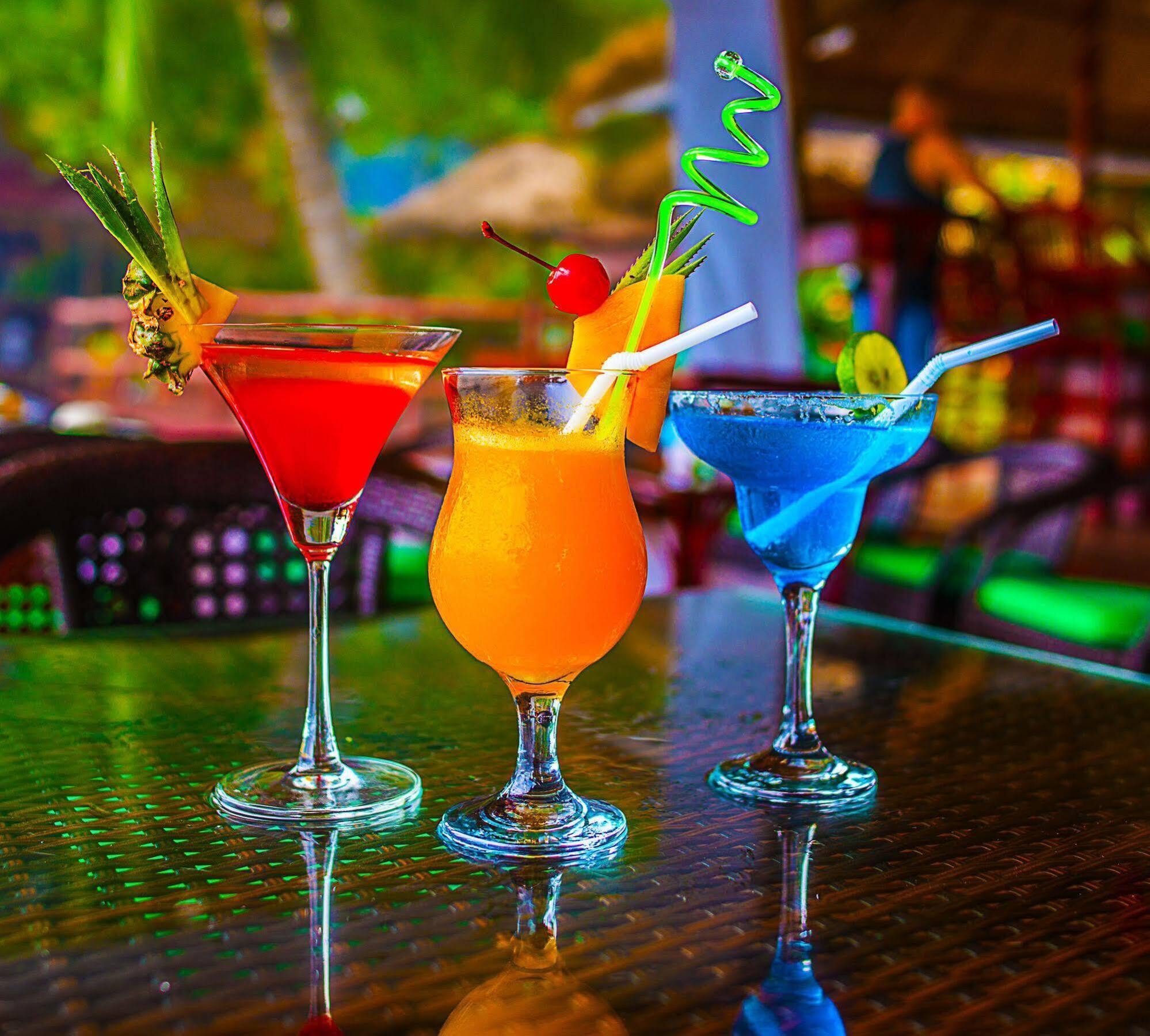 Above Us Only Sky Hotel สีหนุวิลล์ ภายนอก รูปภาพ
